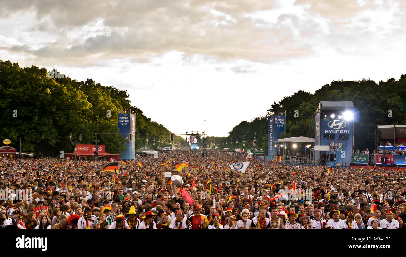 Fans de manera weit Das Auge reicht auf der Fanmeile zur Europameisterschaft 2012 Deutschland gegen Griechenland am Brandenburger Tor en Berlín. Foto de stock