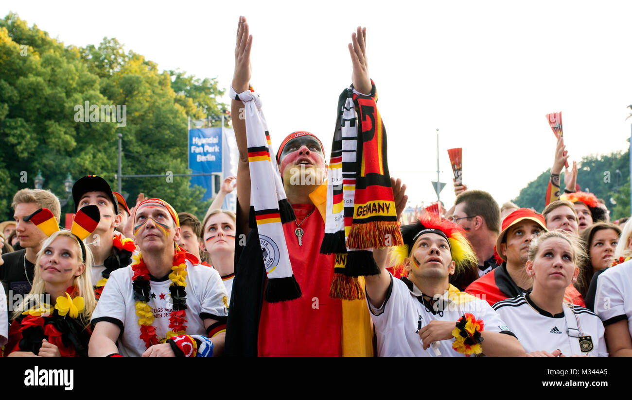 Fussbalfans fiebern mit der deutschen Manschaft auf der Fanmeile zur Europameisterschaft 2012 Deutschland gegen Griechenland am Brandenburger Tor en Berlín. Foto de stock