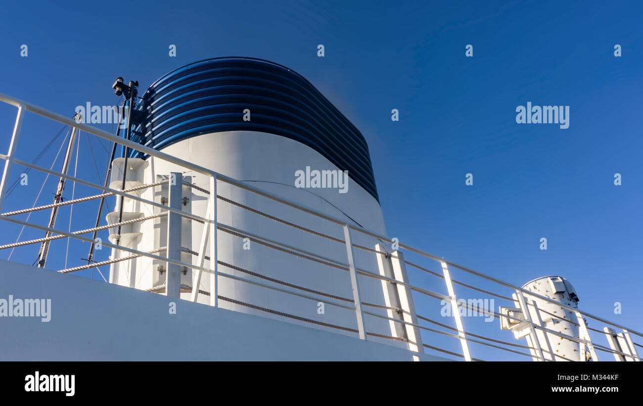 Ángulo de visión baja de un barco crucero chimenea Foto de stock