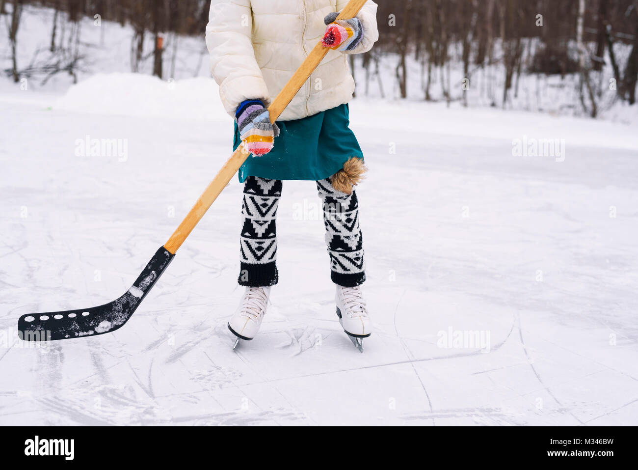 Gracias por tu ayuda agujas del reloj láser Cerca de las piernas de una niña jugando hockey sobre hielo Fotografía de  stock - Alamy