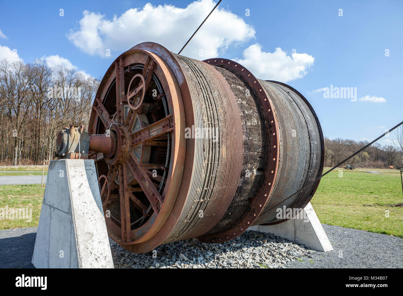 El tambor del malacate del Barbaraturm Tower, un eje histórico torre, Steinberger Höhe, Malberg, Renania-Palatinado, Alemania Foto de stock