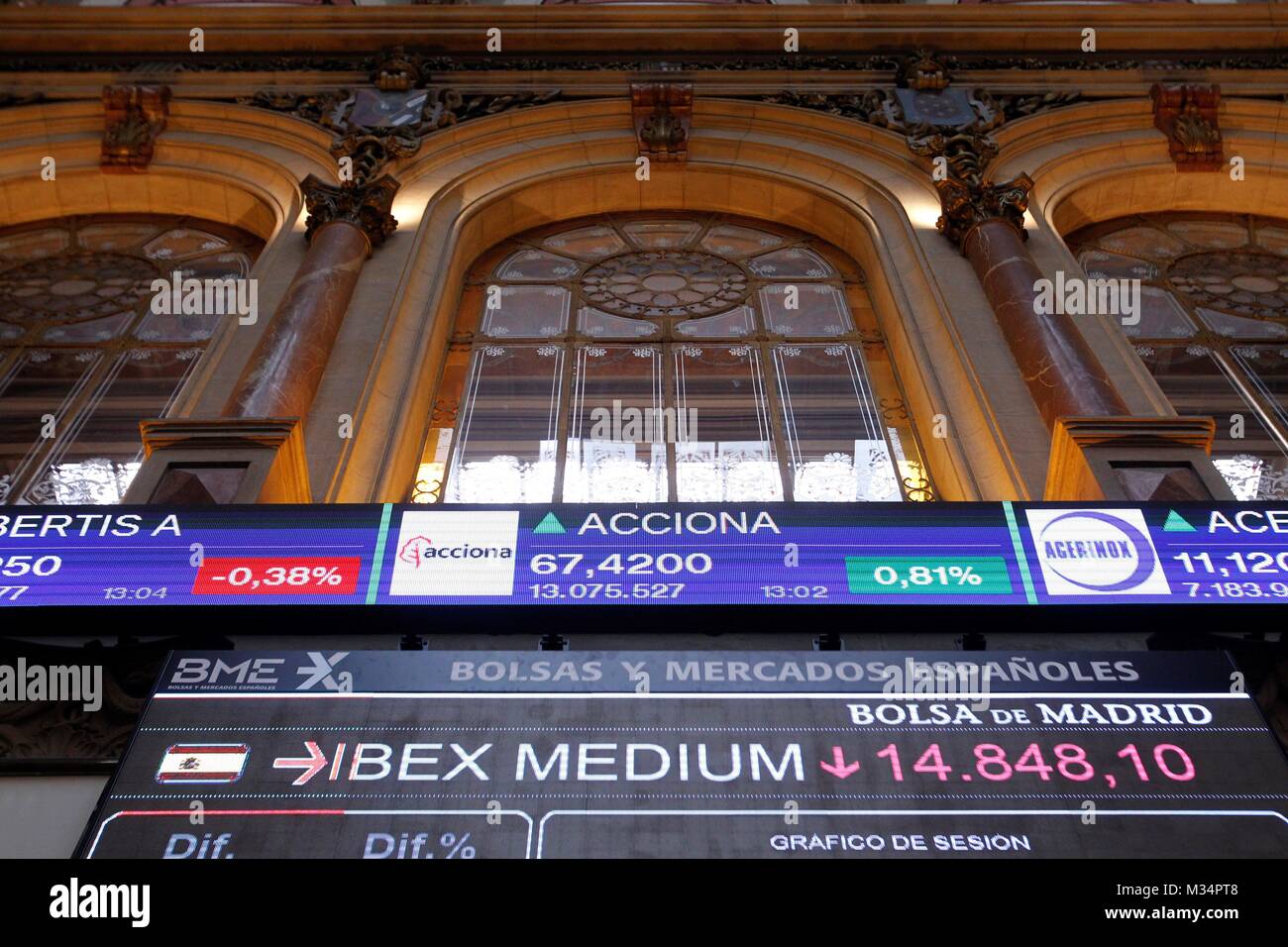 Una pantalla muestra los precios de las acciones de empresas que cotizan en  la Bolsa de Valores de Madrid en Madrid, España, 09 de febrero de 2018.  Índice del mercado principal español