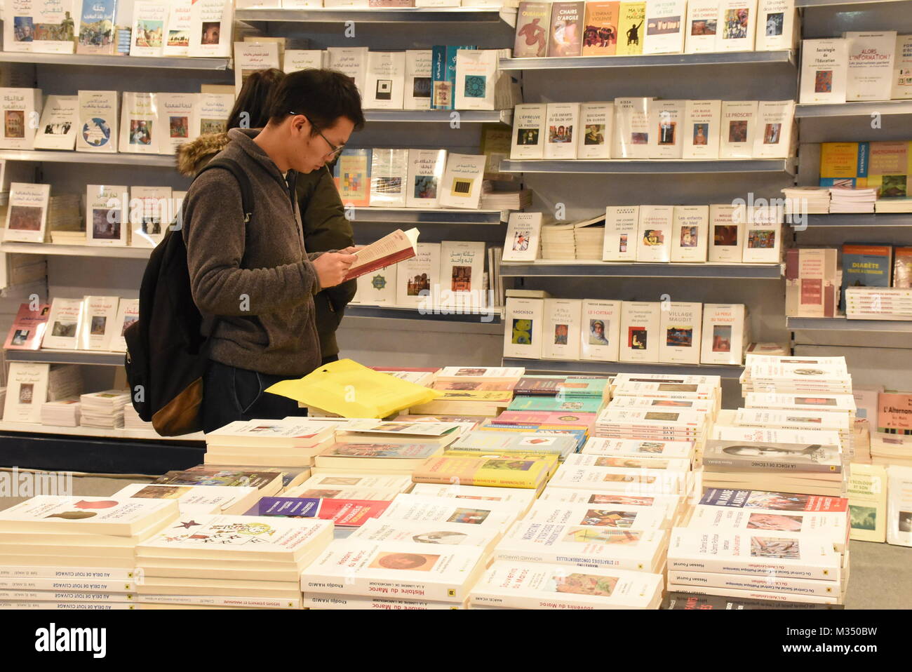 (180209) -- Casablanca (Marruecos), el 09 de febrero de 2018, (Xinhua) -- Los visitantes mirar libros en la 24ª Feria Internacional del Libro de Casablanca en Casablanca, Marruecos, el 9 de febrero de 2018. La 24ª Feria Internacional del Libro de Casablanca, inauguró el jueves, reuniendo a 709 expositores procedentes de Marruecos y de todo el mundo. (Xinhua/S. Aissa) Foto de stock