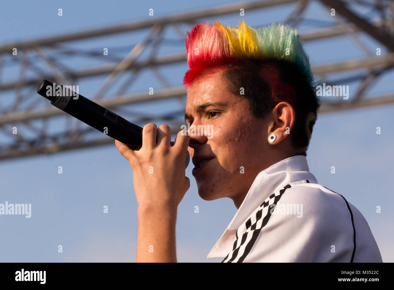 Daniele Negroni mit gefärbten Haaren (belegte Platz 2. bei der neunten Deutschland sucht den Superstar Staffel ) auf der Bühne der Fanmeile zur Europameisterschaft 2012 Deutschland gegen Italien am Brandenburger Tor en Berlín. Foto de stock
