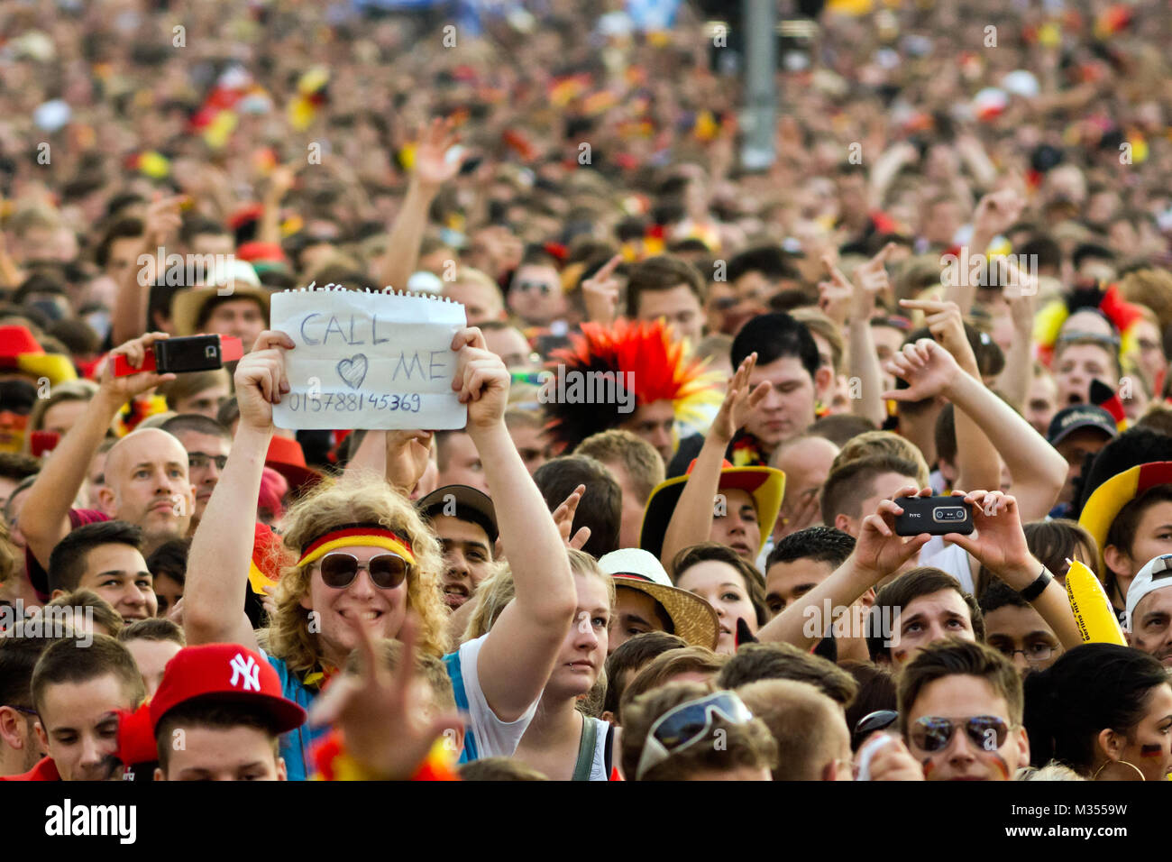 Menschenmassen verfolgen auf der riesigen Leinwand und freuen sich auf derFanmeile zur Europameisterschaft 2012 Deutschland gegen Griechenland am Brandenburger Tor en Berlín. Foto de stock