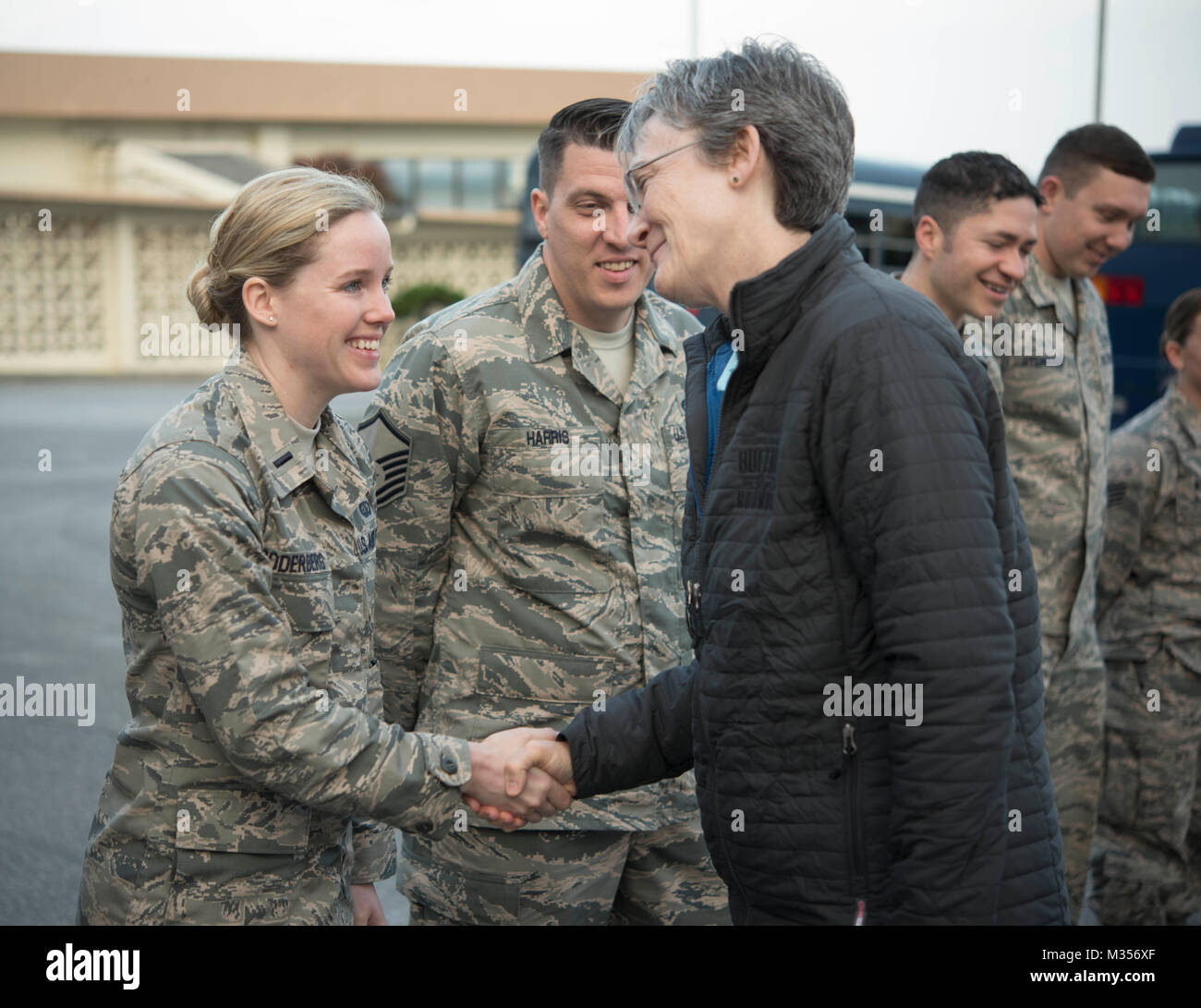 Secretario de la Fuerza Aérea Heather Wilson monedas 1er teniente Laura Soderberg, Ala 18 protocolo oficial a cargo, el 2 de febrero, 2018, en la Base Aérea de Kadena, Japón. Reto Las monedas son una tradición militar en la que un alto jefe militar o miembro de un distinguido cargo reconoce los premios, logros o actos significativos de un determinado miembro del servicio. (Ee.Uu. Foto de la fuerza aérea por altos Aerotécnico Quay Drawdy) Foto de stock