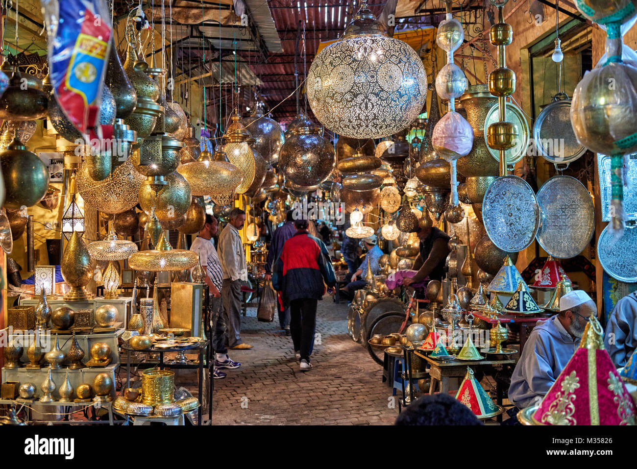 Trabajo de metales en el mercado bereber en Marrakech, Marruecos, África Foto de stock