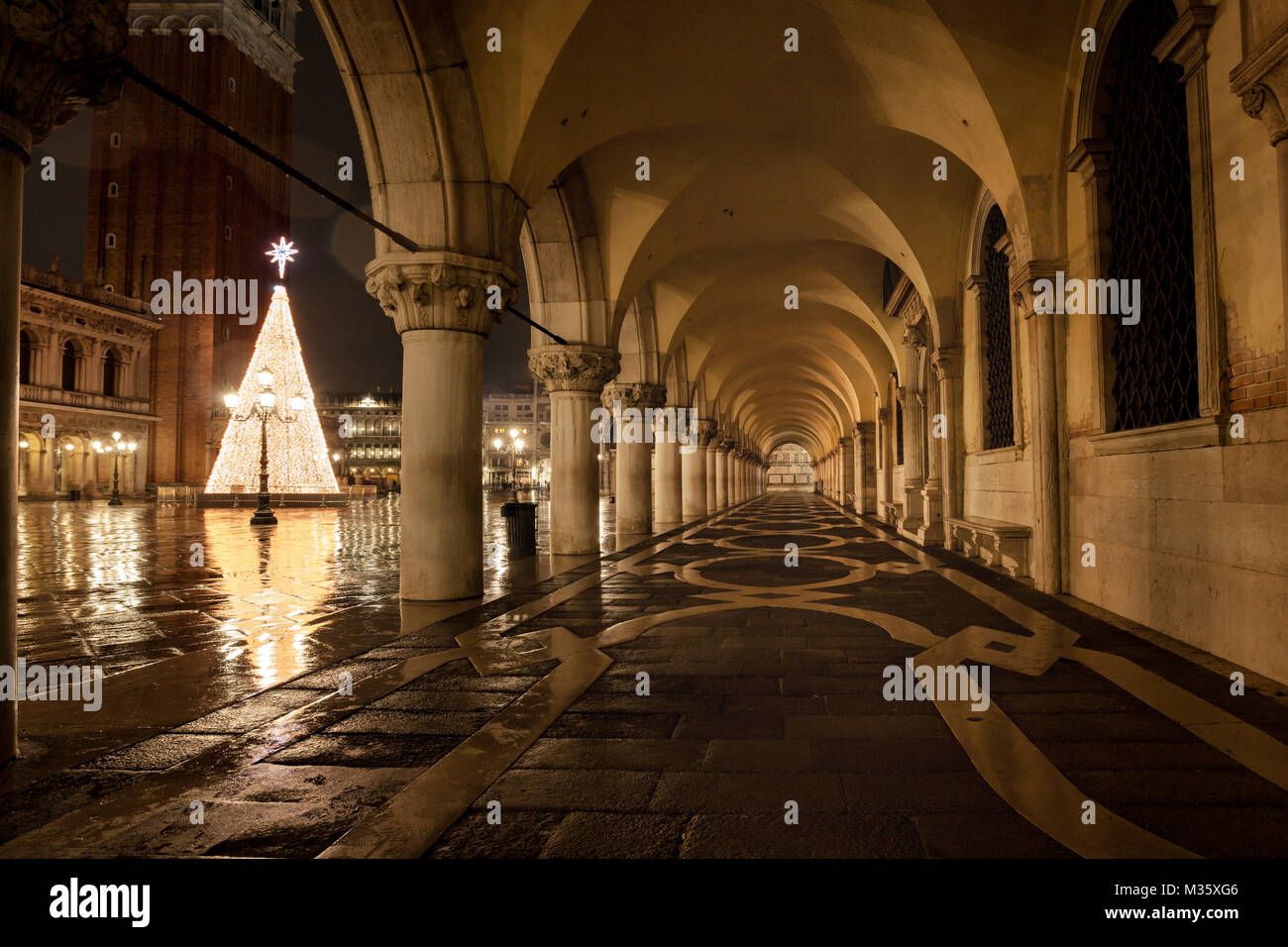 Lugar de Venecia San Marco en noche lluviosa con humedad reflexiones el lugar más famoso de Venecia Italia Foto de stock
