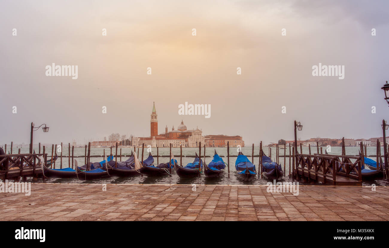 Venecia San Giorgio Maggiore y las góndolas en la bahía frente a la bahía de San Marcos Venecia auténtica Italia Foto de stock