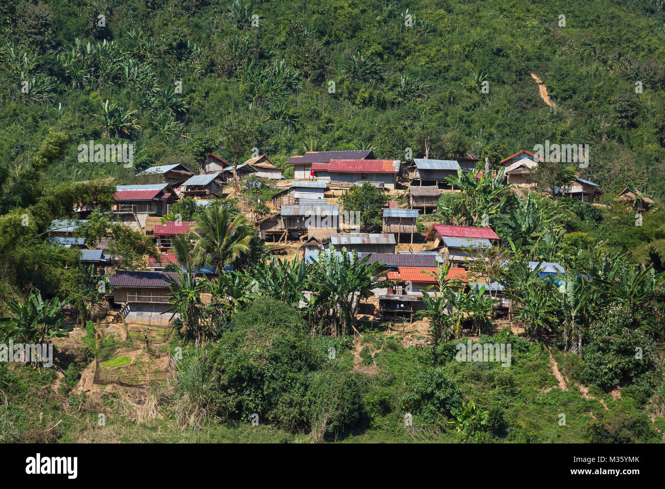 Aldea tradicional lao paisaje visto desde el río Mekong en Laos Foto de stock