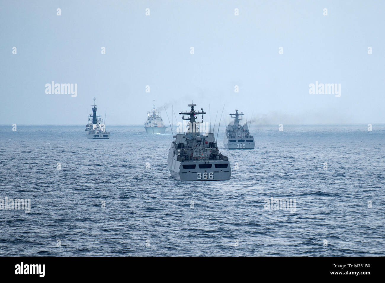 150807-N-ONU OCÉANO ÍNDICO259-174 (Ago. 7, 2015), buques de guerra de los EE.UU. y navíos indonesios realizar un ejercicio de familiarización con el submarino a flote durante la coordinación y preparación de la formación (quilate) Indonesia 2015. En el año 21, CARAT es una serie de ejercicios bilaterales anuales con la Marina de los EE.UU., la Infantería de Marina y las fuerzas armadas de nueve países socios incluidos Bangladesh, Brunei, Camboya, Indonesia, Malasia, Filipinas, Singapur, Tailandia y Timor-Leste. (Ee.Uu. Navy photo by Mass Communication Specialist 3ª clase Alonzo M. Archer/liberado) nosotros y navíos indonesios conducta Submar Foto de stock