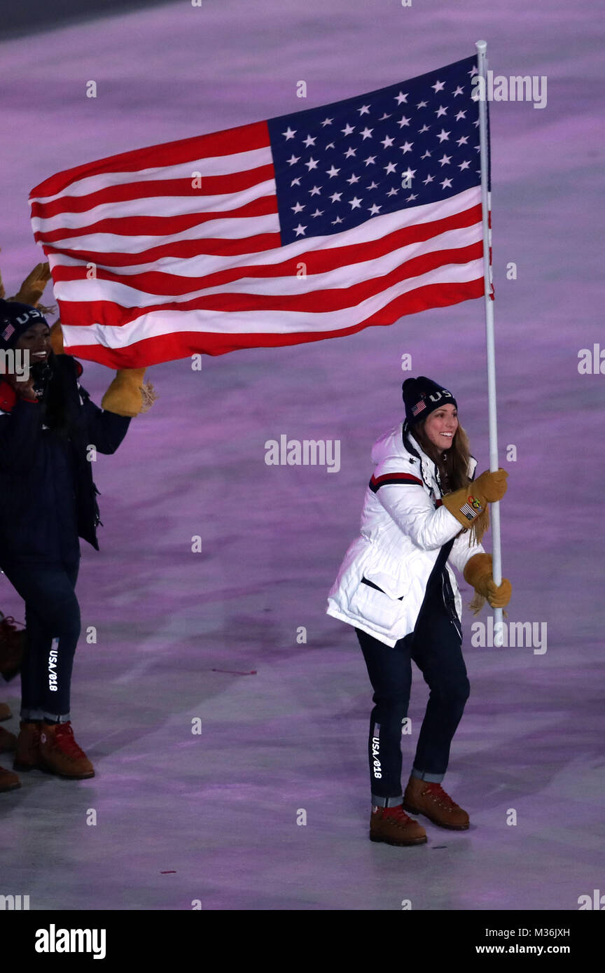 Bandera de los Estados Unidos-portador Erin Hamlin durante la ceremonia de apertura de los Juegos Olímpicos de Invierno de PyeongChang 2018 en el Estadio Olímpico de PyeongChang en Corea del Sur. Foto de stock