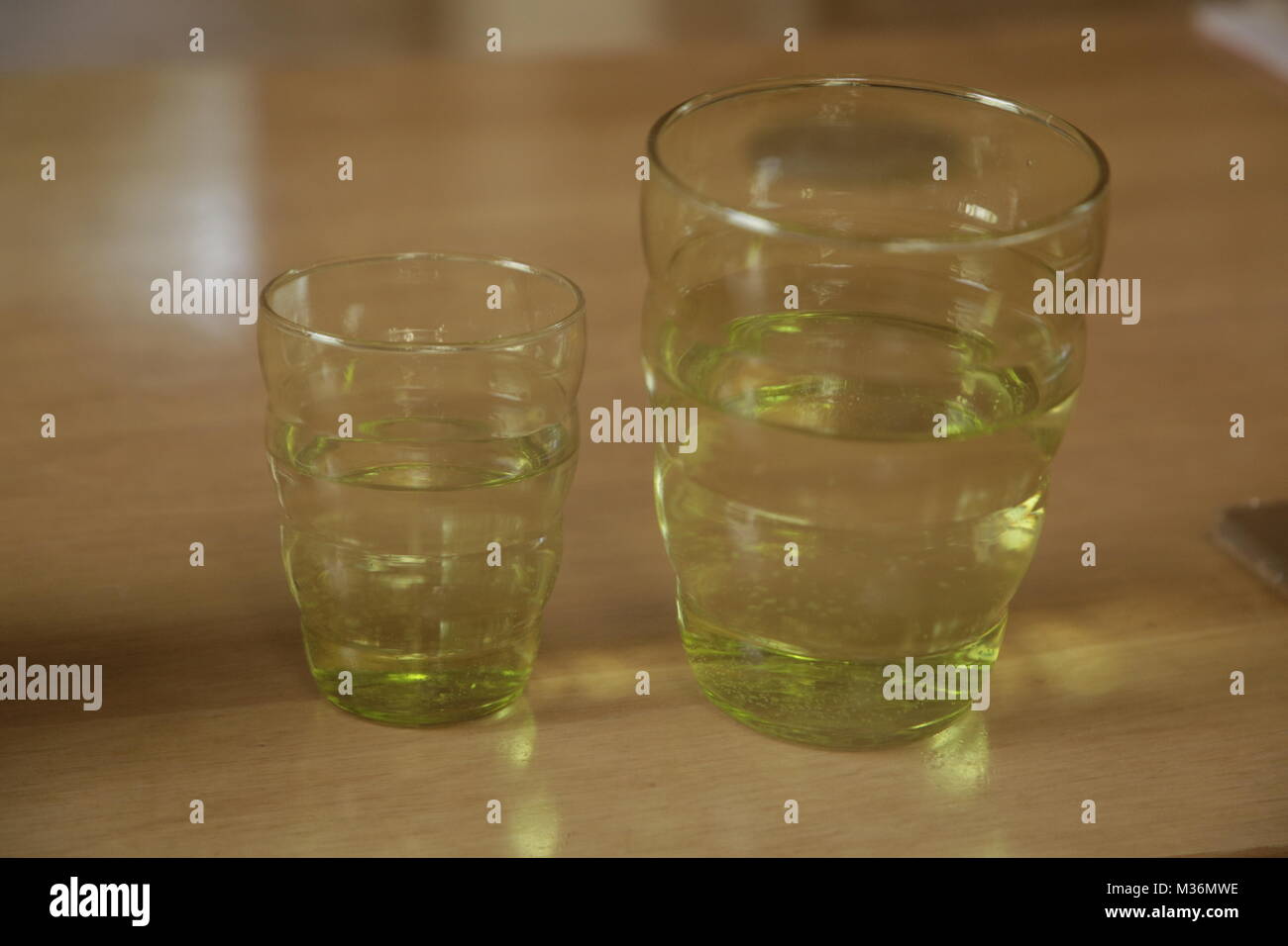 Dos vasos de agua, del mismo tamaño pero de distinto en una foto Fotografía  de stock - Alamy