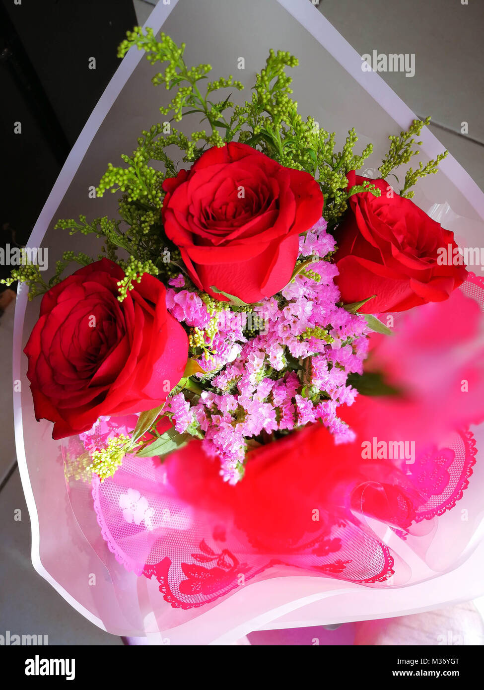 Bouquet de rosas rojas sobre fondo de madera. Concepto de Día de San