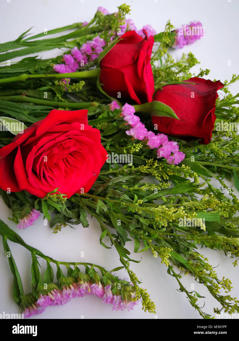 Bouquet de rosas rojas sobre fondo de madera. Concepto de Día de San