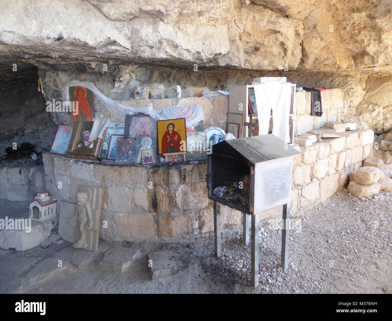 Explorar una cueva detrás de la iglesia de Agios Emba, Pafos
