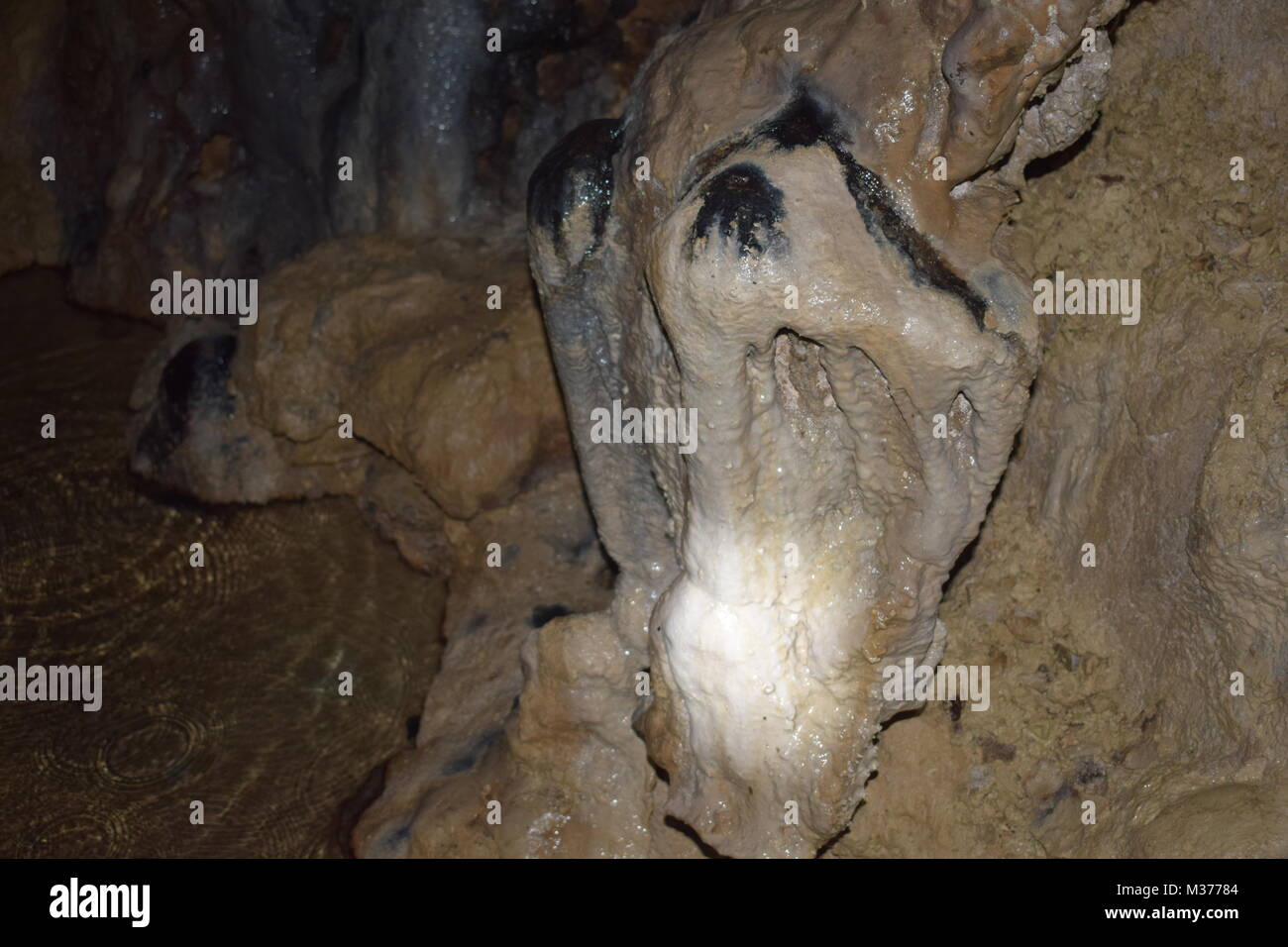 Explorar una cueva detrás de la iglesia de Agios Emba, Pafos