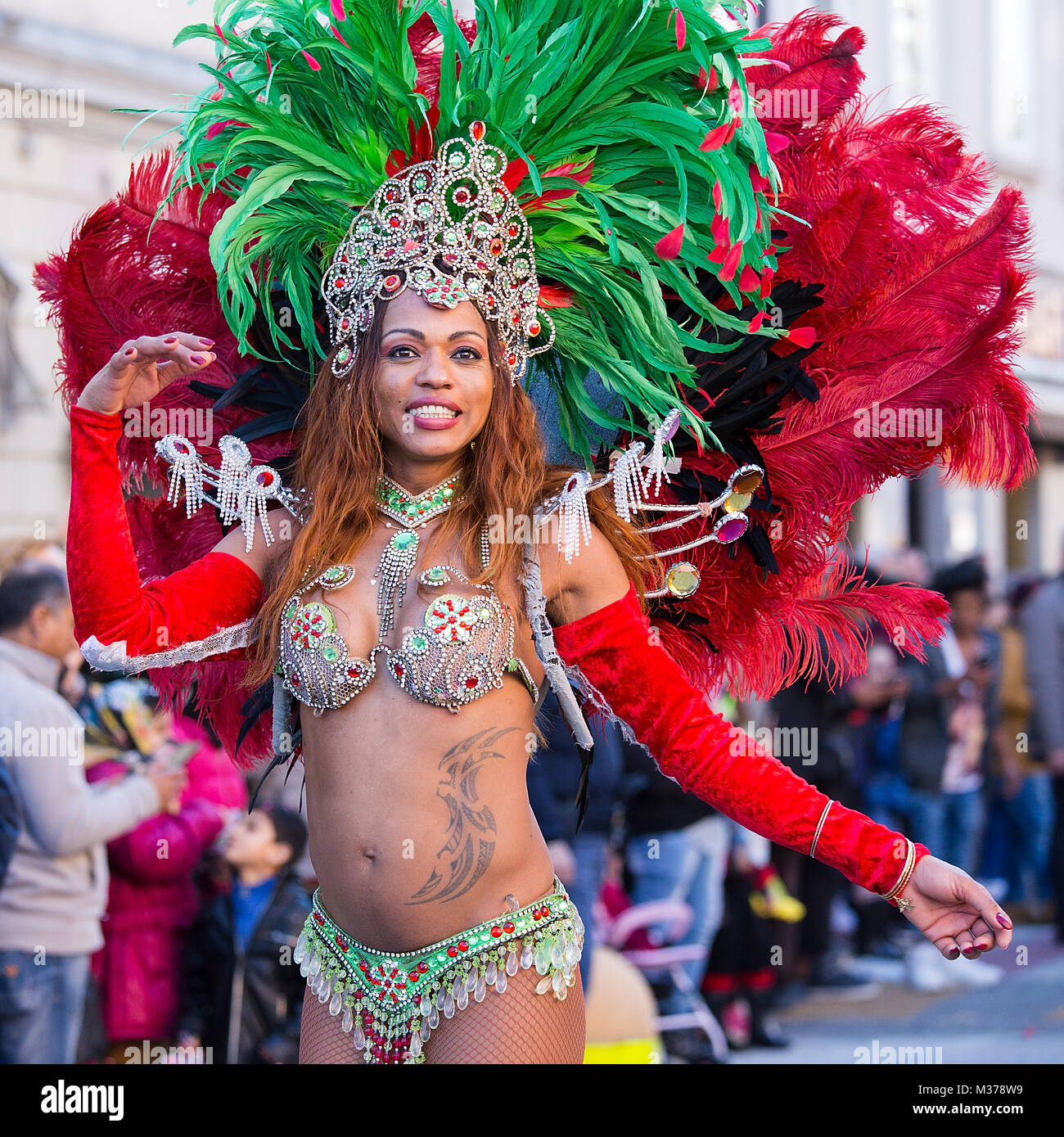 Bailarín de samba en Brasil tradicional traje bailando en las calles de  ciudad carnaval, Monfalcone, Italia Fotografía de stock - Alamy