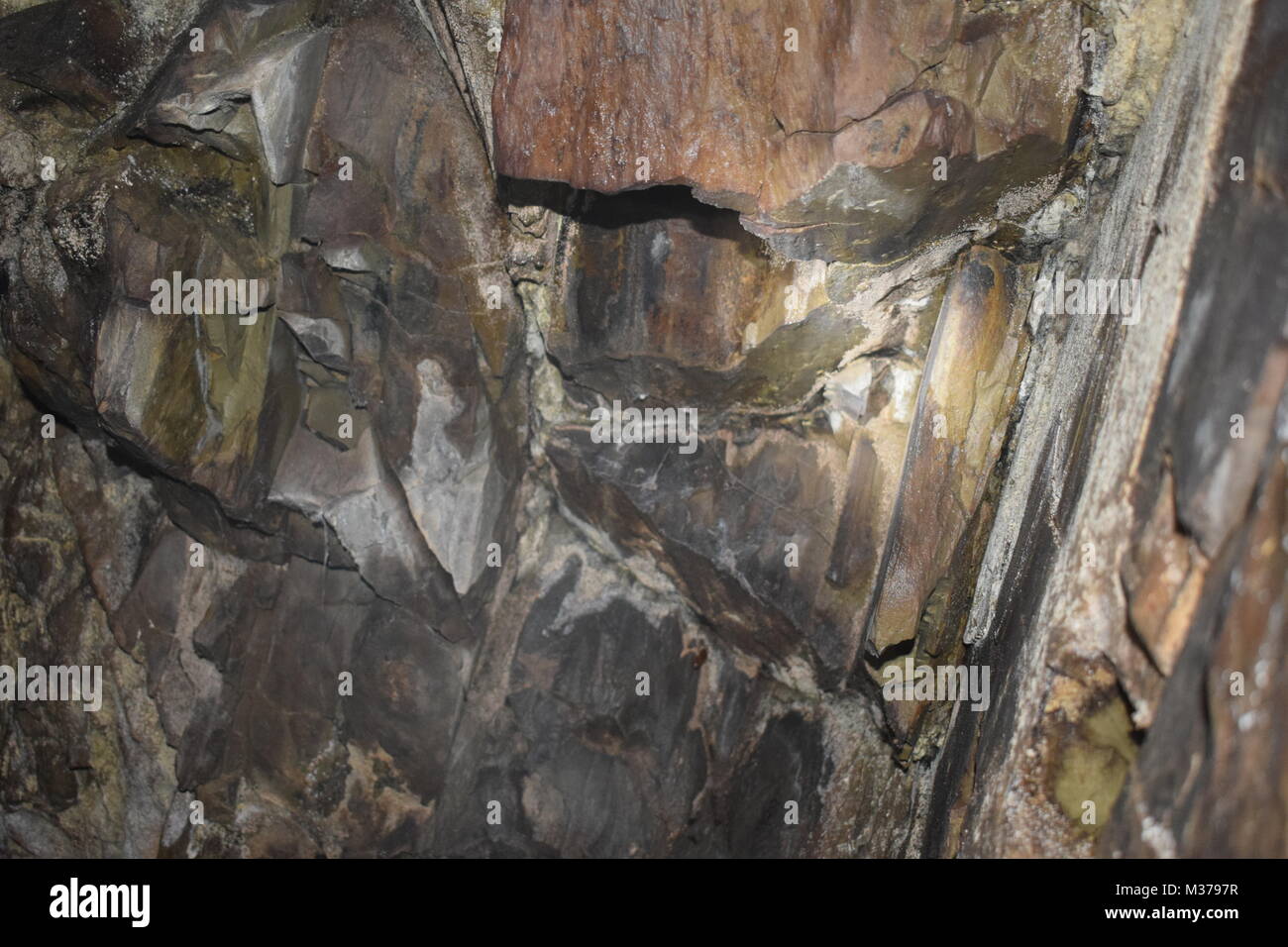 Explorar una cueva detrás de la iglesia de Agios Emba, Pafos