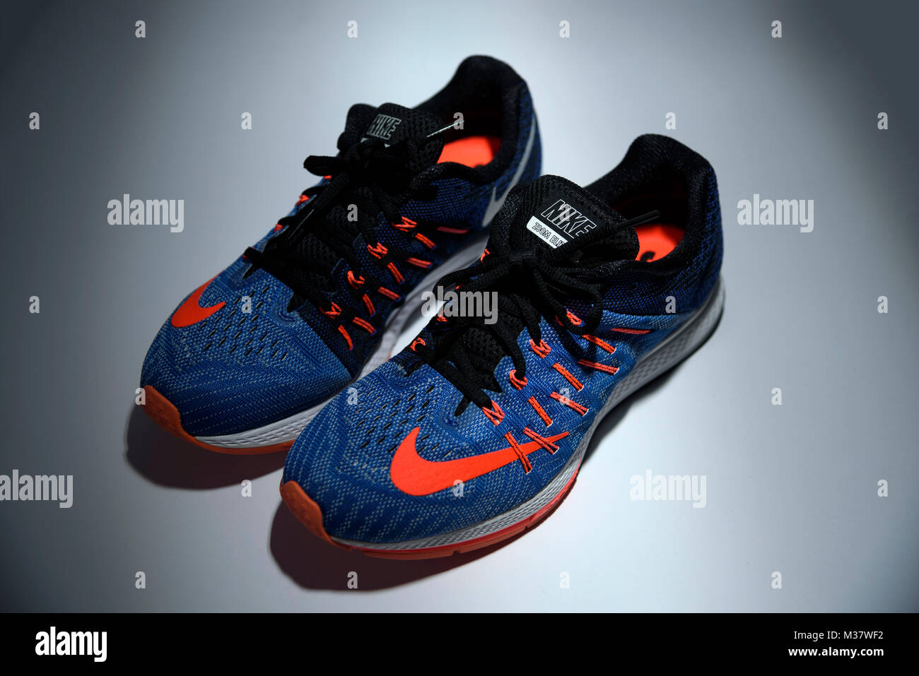 El azul y el naranja Nike Zoom Elite 8 zapatillas recorte aislado sobre  fondo blanco Fotografía de stock - Alamy