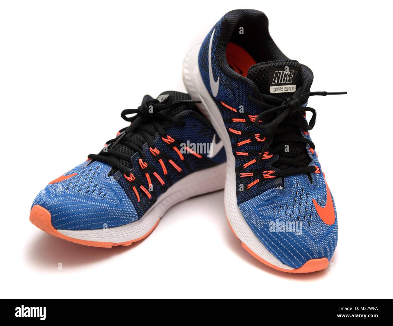 El y el naranja Nike Zoom Elite 8 zapatillas aislado sobre fondo blanco Fotografía de - Alamy
