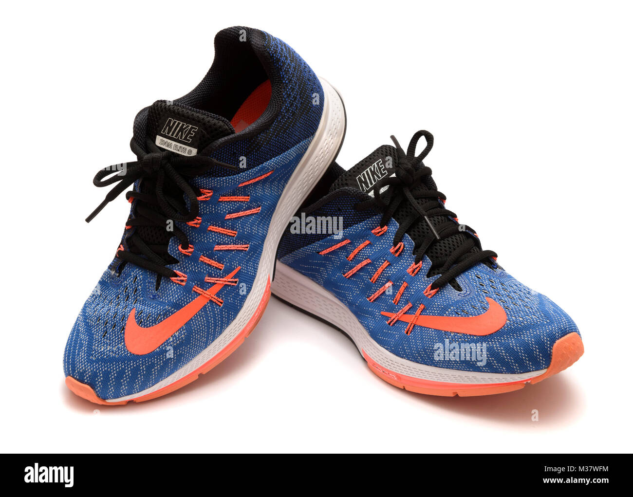 El azul y el naranja Nike Zoom Elite 8 zapatillas recorte aislado sobre  fondo blanco Fotografía de stock - Alamy