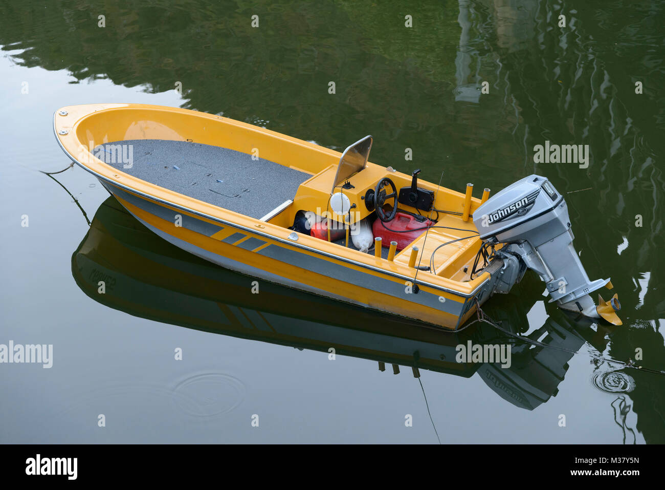 Boat with outboard motor fotografías e imágenes de alta resolución - Alamy