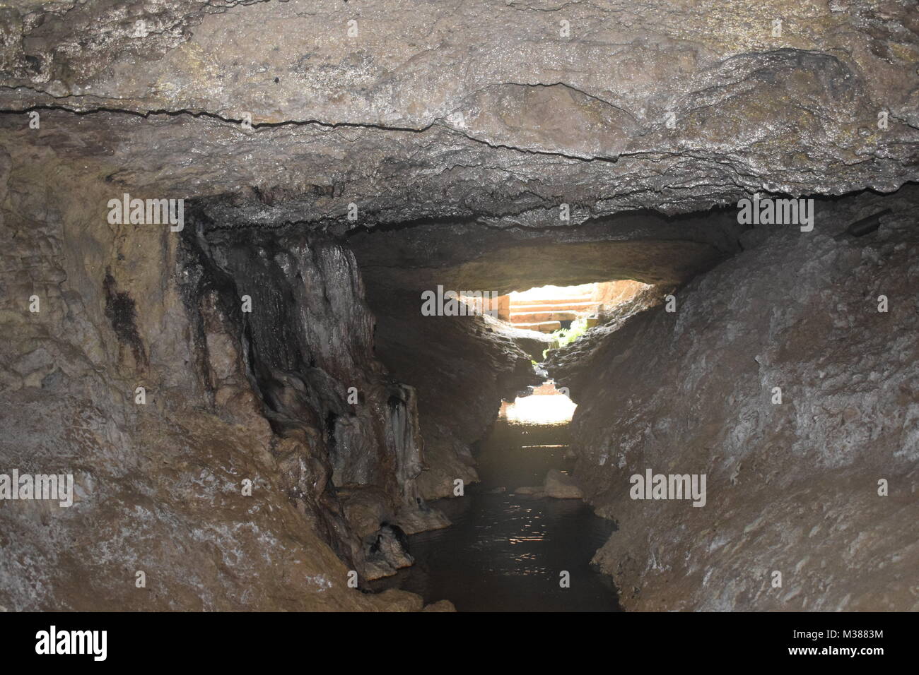 Explorar una cueva detrás de la iglesia de Agios Emba, Pafos