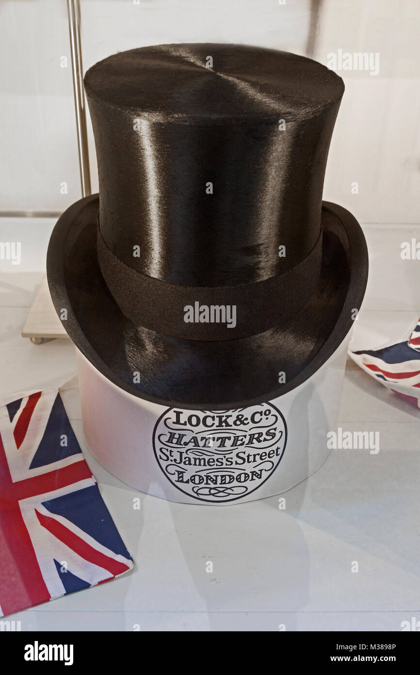 Londres, St James's un sombrero de copa en la pantalla en la ventana  trasera de Lock & Co Hatters en Crown Pasaje Pall Mall Fotografía de stock  - Alamy