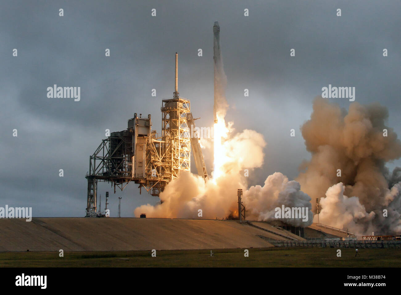 Falcon 9 y Dragon levante desde la plataforma de lanzamiento 39A para CRS-10 s 2 Foto de stock