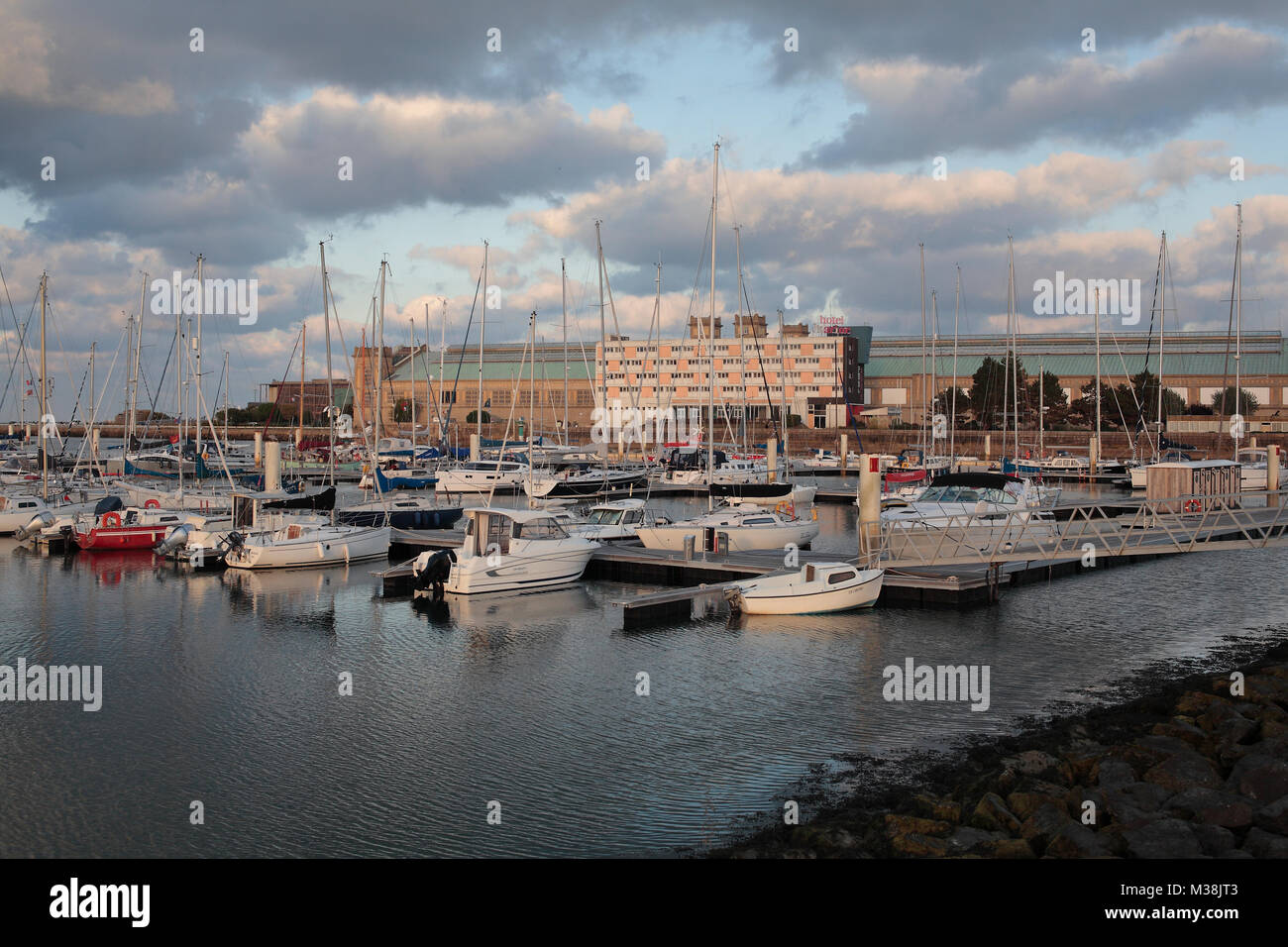 El puerto deportivo de Cherbourg Harbor (puerto Chantereyne) y la ciudad del Mar (Cité de la mer) en el fondo. Foto de stock