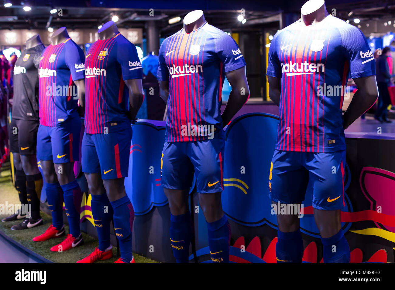 BARCELONA, España - 12 de enero de 2018: Tienda Oficial FC , ropa y calzado equipo de souvenirs y toda parafernalia para los fanáticos del equipo y v Fotografía de stock - Alamy