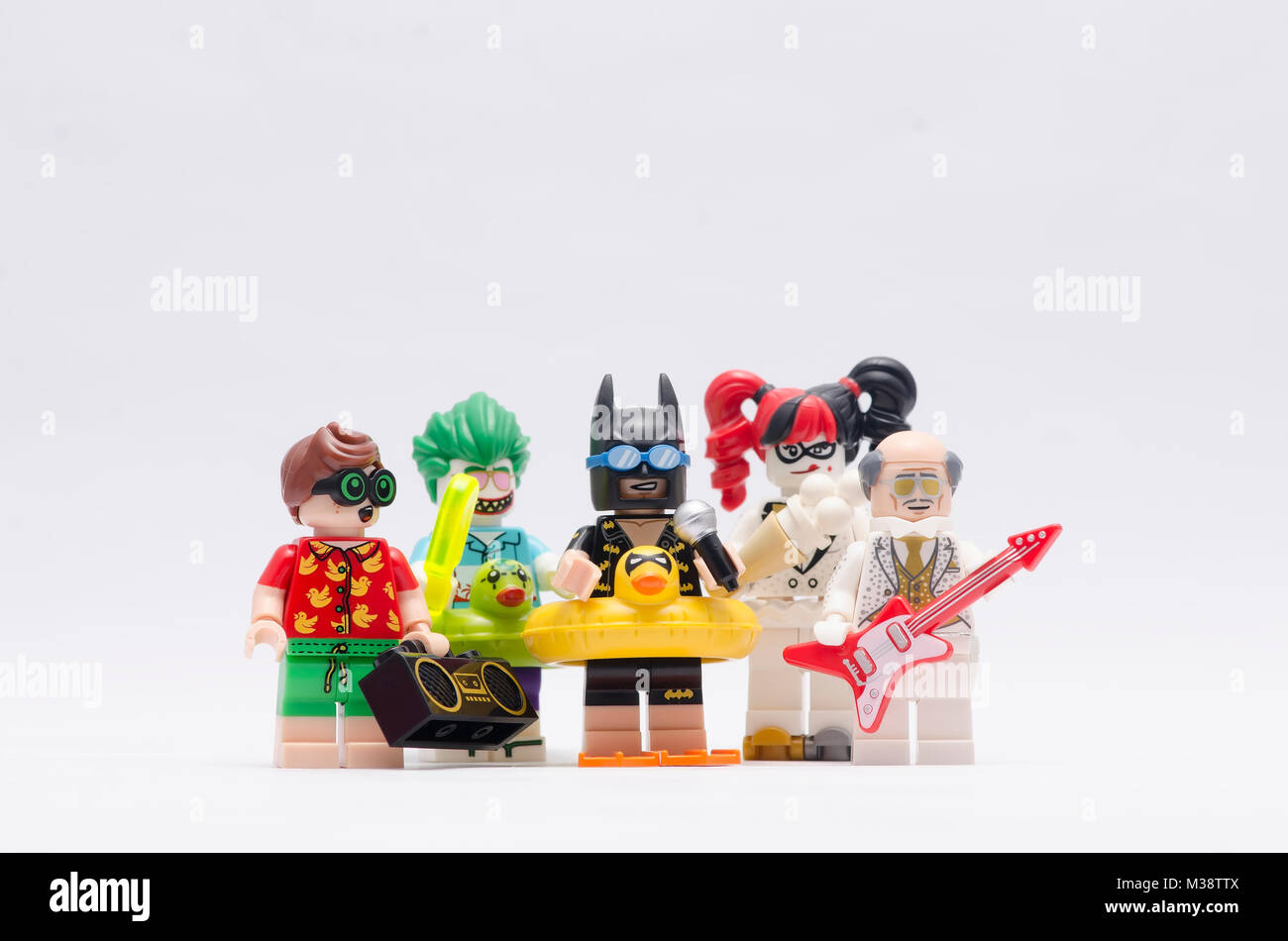 Lego Batman, Robin, joker, Harley Quinn y Alfred aislado sobre fondo blanco  Fotografía de stock - Alamy