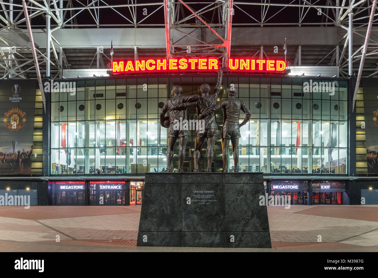Naciones Trinity estatua en frente del estadio del club de fútbol Manchester United, Old Trafford, Manchester, Greater Manchester, Inglaterra, Reino Unido. Foto de stock