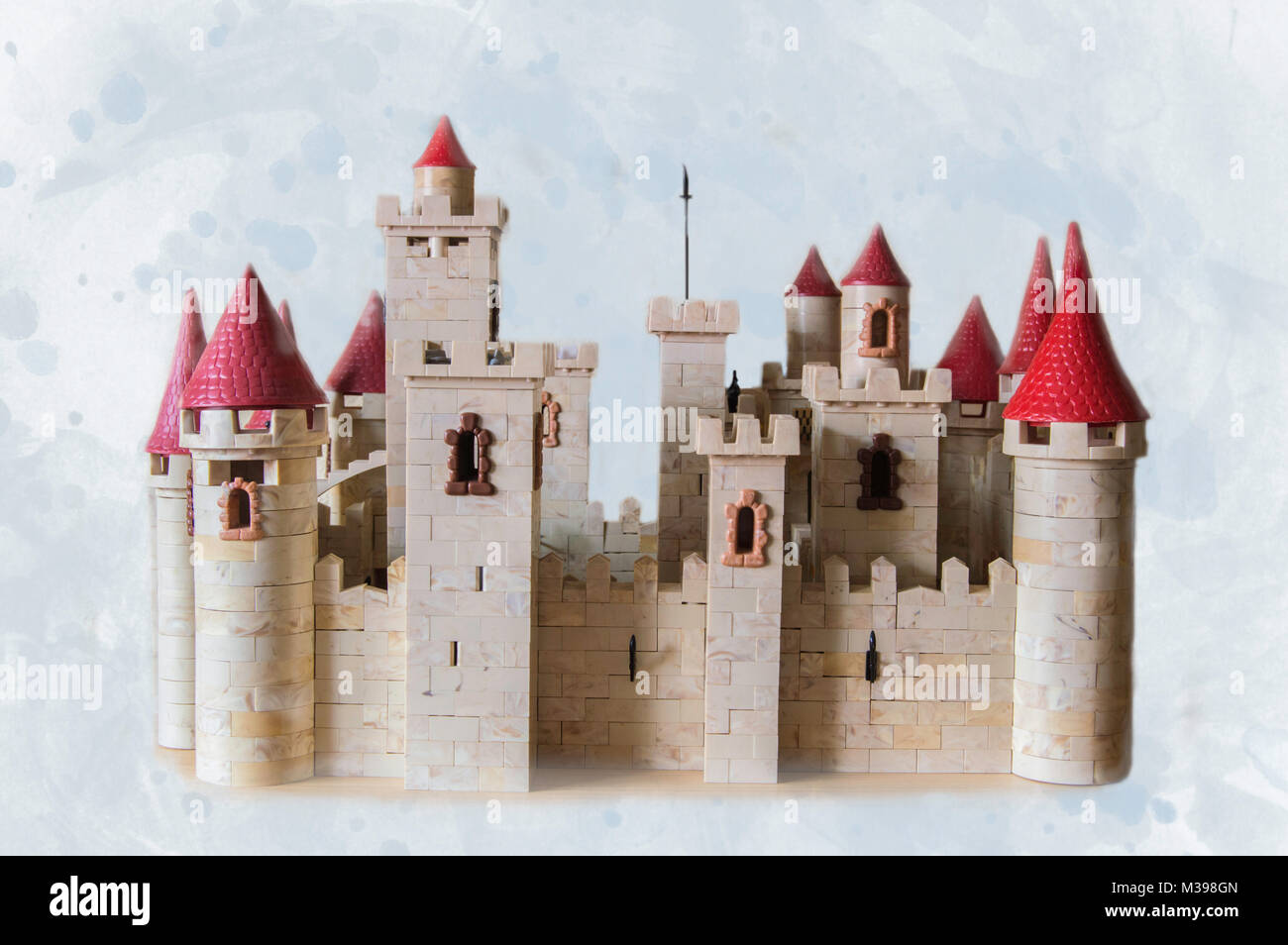 Castillo de juguete hechas de trozos de pl stico aislado sobre un