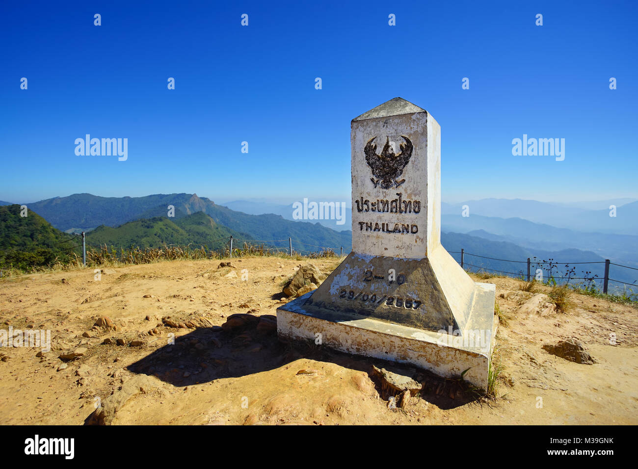 Hito post en Phu Chi Fa en Chiang Rai, Tailandia. Foto de stock