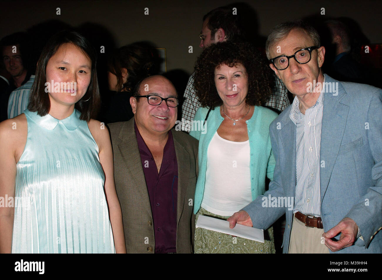 Woody Allen con su esposa SoonYi Allen y Danny Devito con su esposa