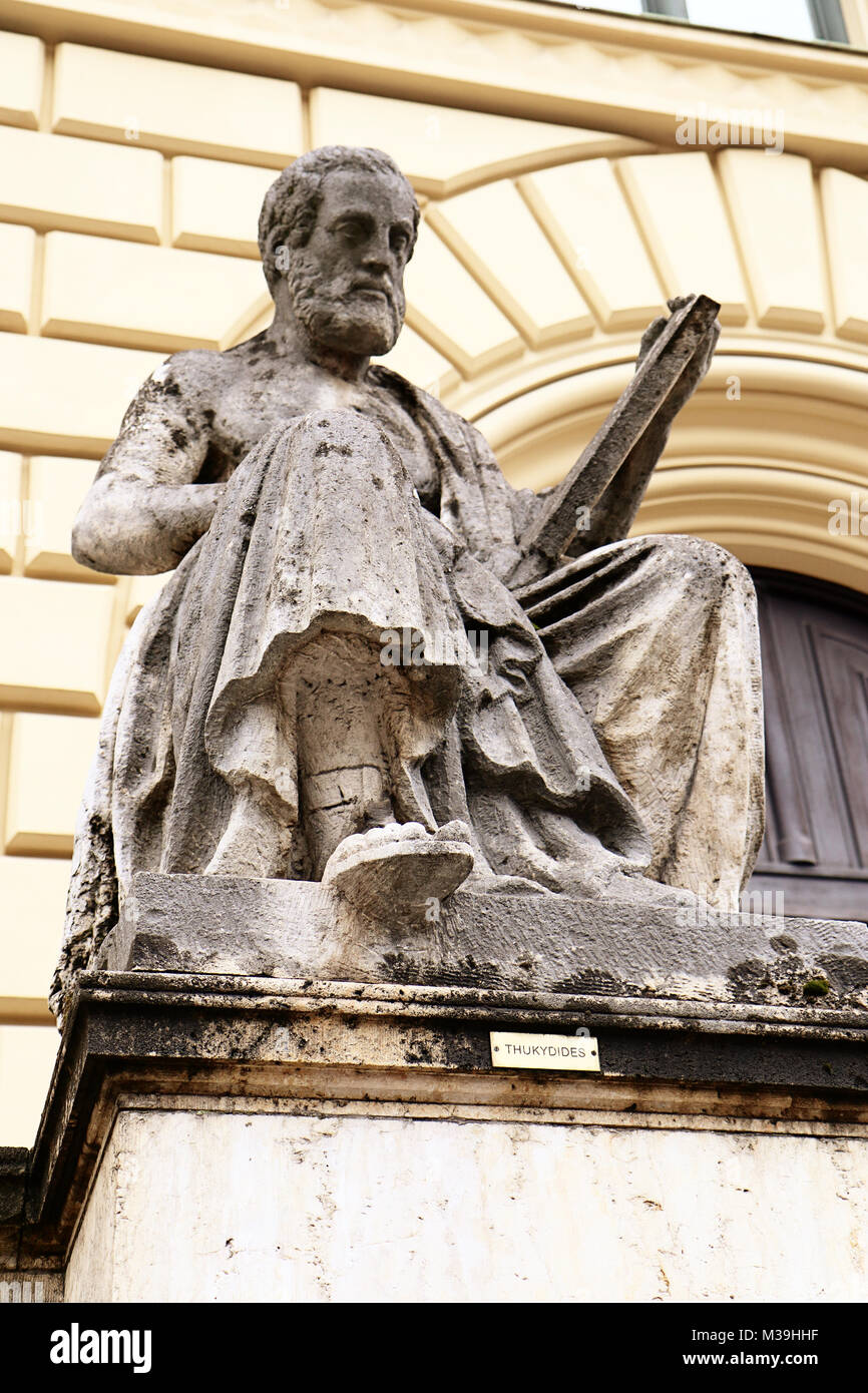 Tucídides, el pensador griego estatua de Ludwig von Schwanthaler (siglo XIX) delante de la entrada de la Biblioteca Estatal de Baviera en Munich, Alemania. Foto de stock