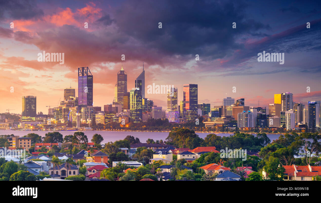 Perth. Panorámicas aéreas ciudad imagen de la ciudad de Perth, Australia durante la espectacular puesta de sol. Foto de stock