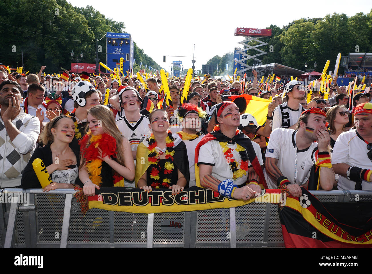 Public-Viewing beim Spiel Deutschland - Portugal auf der Berliner Fanmeile zur Fußball WM 2014 vorm Brandenburger Tor. Foto de stock