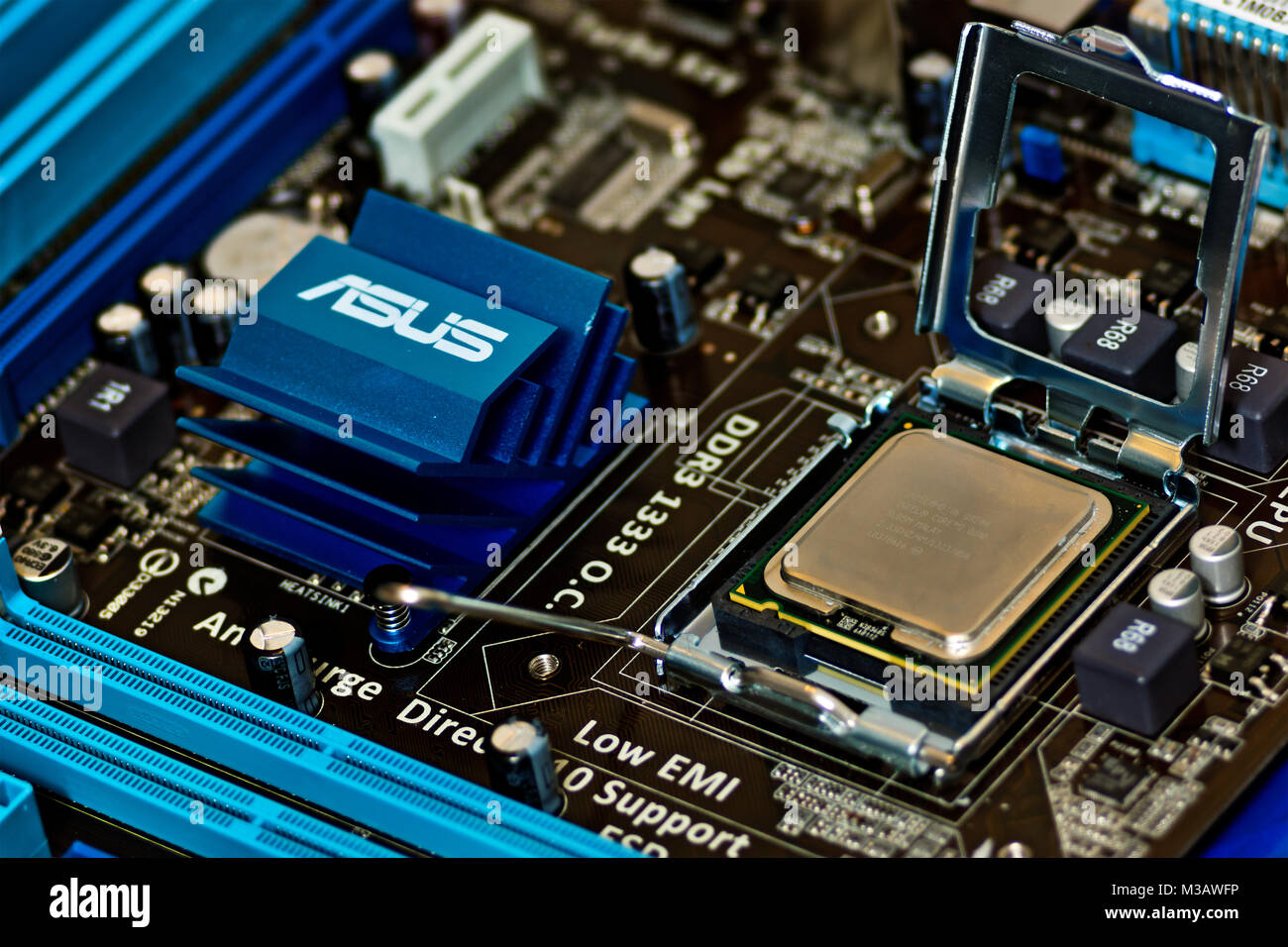 LGA775 CPU Sockel Geöffneter (Land Grid Array) mit eingelegter CPU Prozessorsockel für Intel-Prozessoren der Pentium 4, Celeron, Core 2- und Pentium-Dual-Core-Familie. Foto de stock