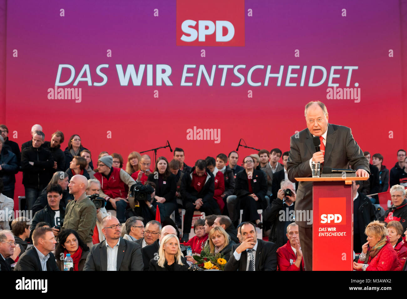 Peer Steinbrück beim Wahlkampf der SPD Kundgebung zur Bundestagswahl 2013 'Endspurt mit Peer Steinbrück' auf dem Berliner Alexanderplatz. Foto de stock