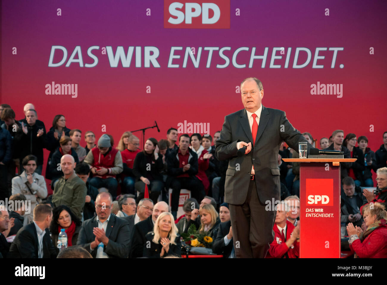 Peer Steinbrück beim Wahlkampf der SPD Kundgebung zur Bundestagswahl 2013 'Endspurt mit Peer Steinbrück' auf dem Berliner Alexanderplatz. Foto de stock
