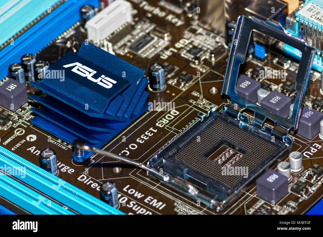 LGA775 CPU Sockel Geöffneter (Land Grid Array), Prozessorsockel für Intel-Prozessoren der Pentium 4, Celeron, Core 2- und Pentium-Dual-Core-Familie. Foto de stock