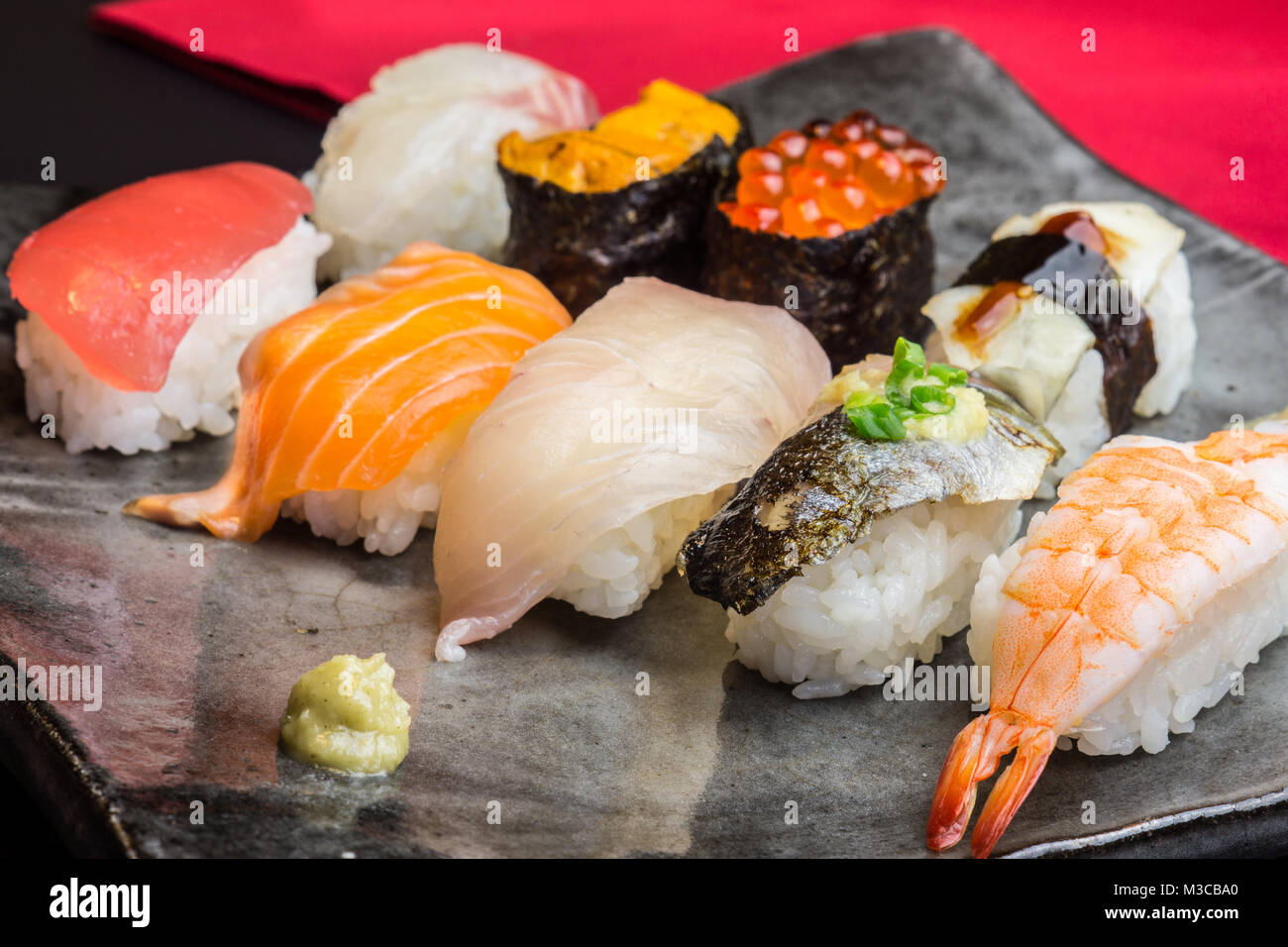 Plato de sushi mixto Foto de stock