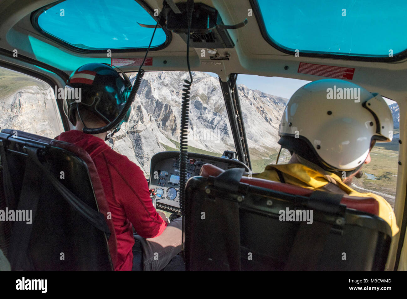 Los arqueólogos NPS son transportados a una encuesta sitio en puertas del Arctic National Park a través de helicóptero. Foto de stock