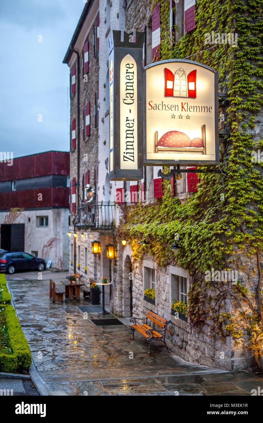 Exterior de un viejo hotel en Sudtirol Foto de stock