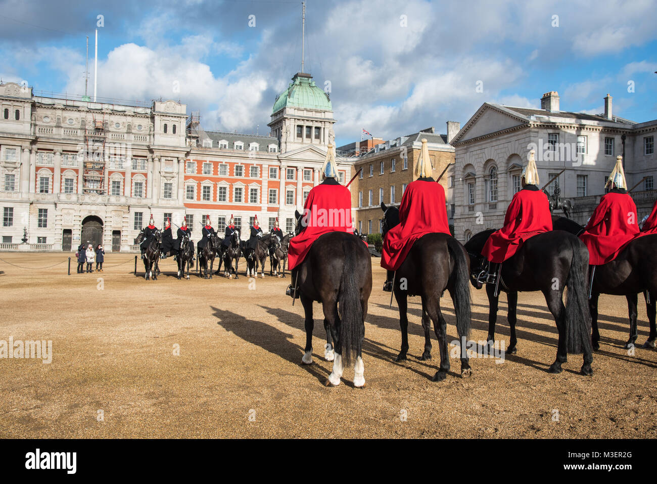 Los miembros de la Queen's Royal Horse guardias en caballos, cabalgando a la ceremonia del cambio de guardia en el Desfile de los guardias a caballo en Londres, Inglaterra. Foto de stock