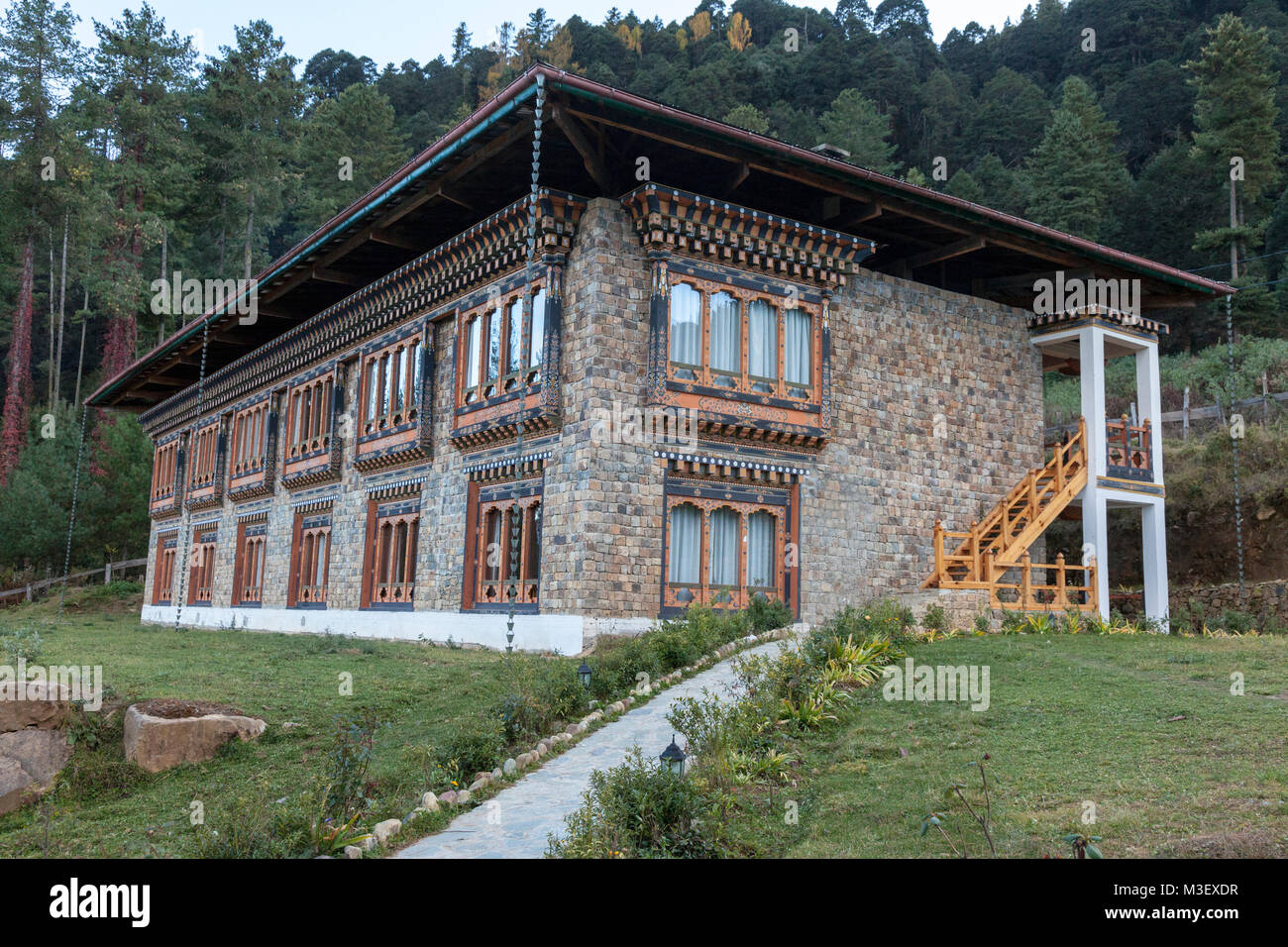 Phobjikha, Bhután. Dewachen Hotel anexo, mostrando la construcción de piedra tradicional y la decoración de las ventanas. Foto de stock