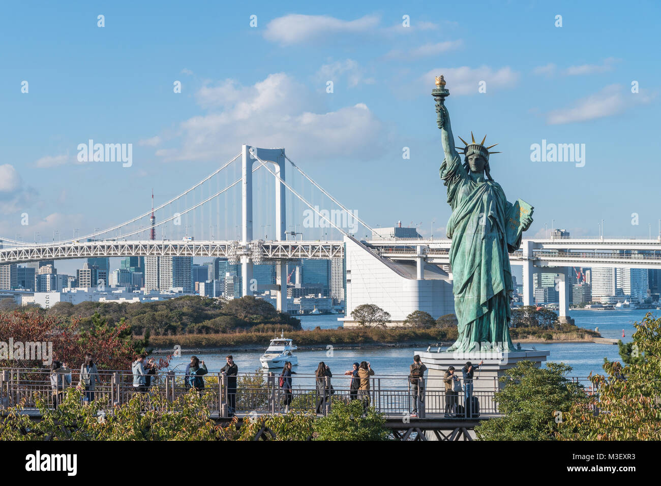 Rainbow Bridge Con La Estatua De La Libertad En La Isla De Odaiba Tokio Japon Fotografia De Stock Alamy Rainbow Bridge Con La Estatua De La Libertad En La Isla De Odaiba Tokio Japon Fotografia De Stock Alamy